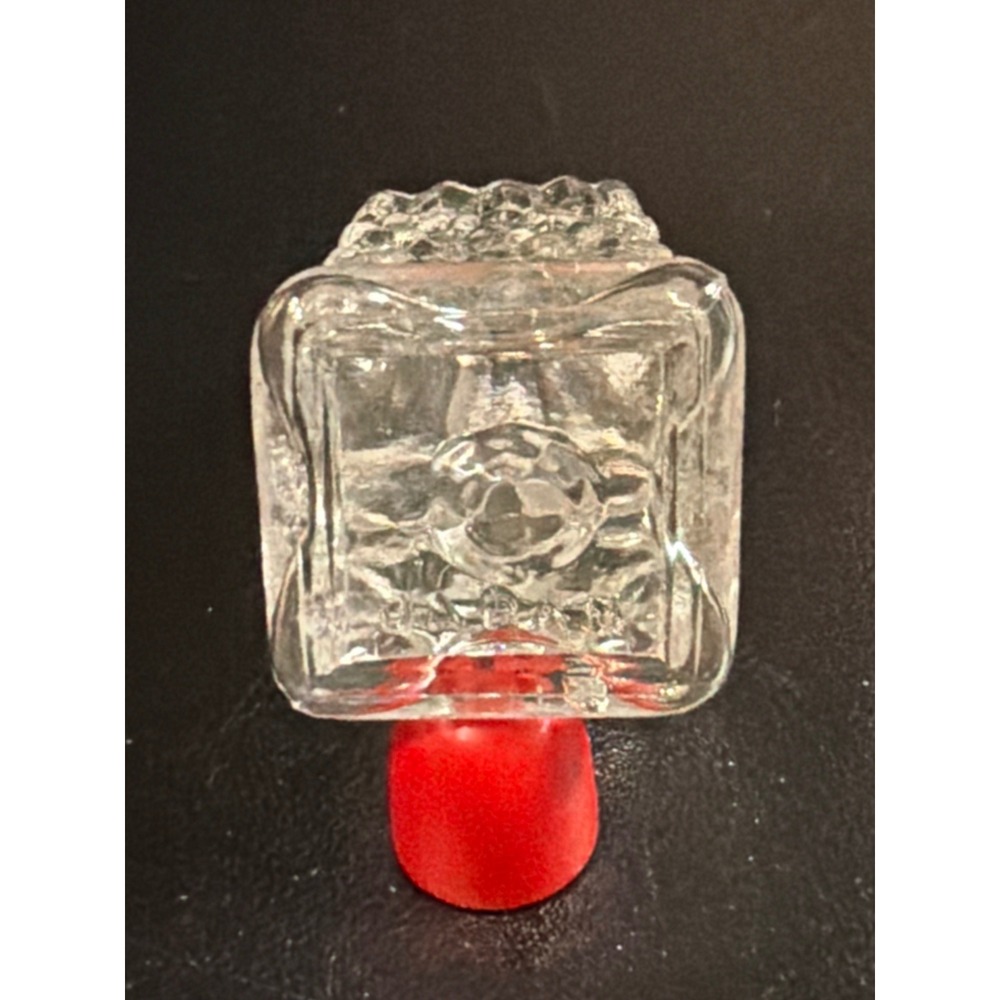 Vintage Clear Glass Salt & Pepper Shakers Set Diamond Cut Pattern Red Plastic - Picture 3 of 4